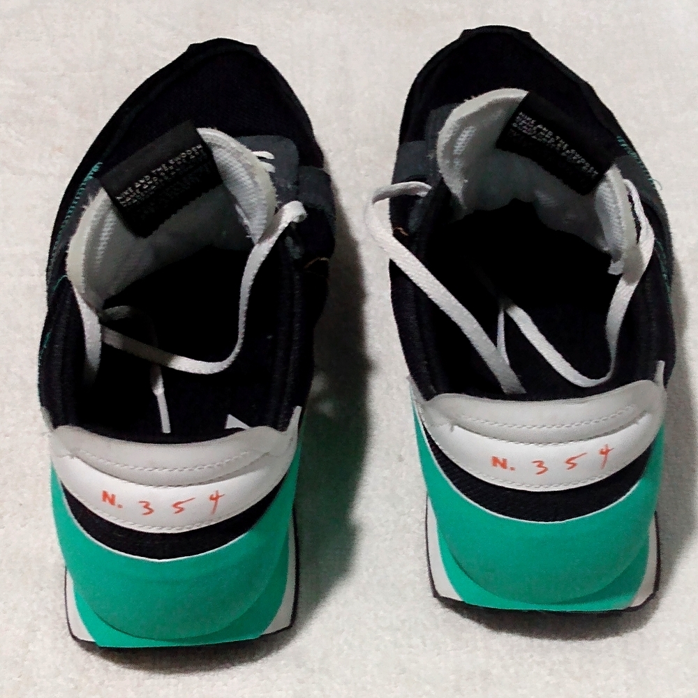 Tennis shoes
